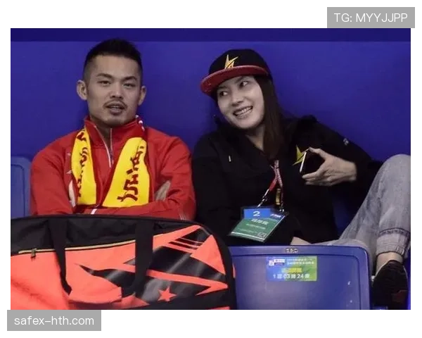 谢杏芳这张厨房照，像邻家阿姨但门口那辆车一下子把人拉回现实